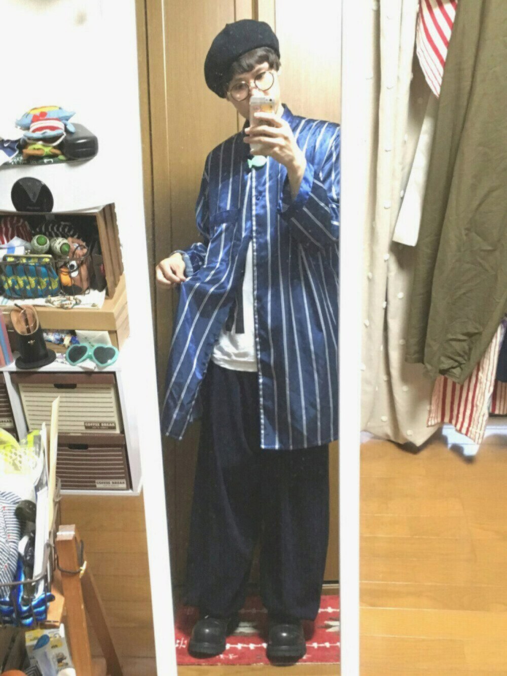 「パジャマ、カンフー、古着、ゆるコーデ、ラフ、ベレー帽、雨の日」｜「Village Vanguardのアイテム（Tシャツ/カットソー、ホワイト系）」を使った、ｋｅｎｊｉさん（メンズ・168cm）の夏コーディネートの1枚目の写真