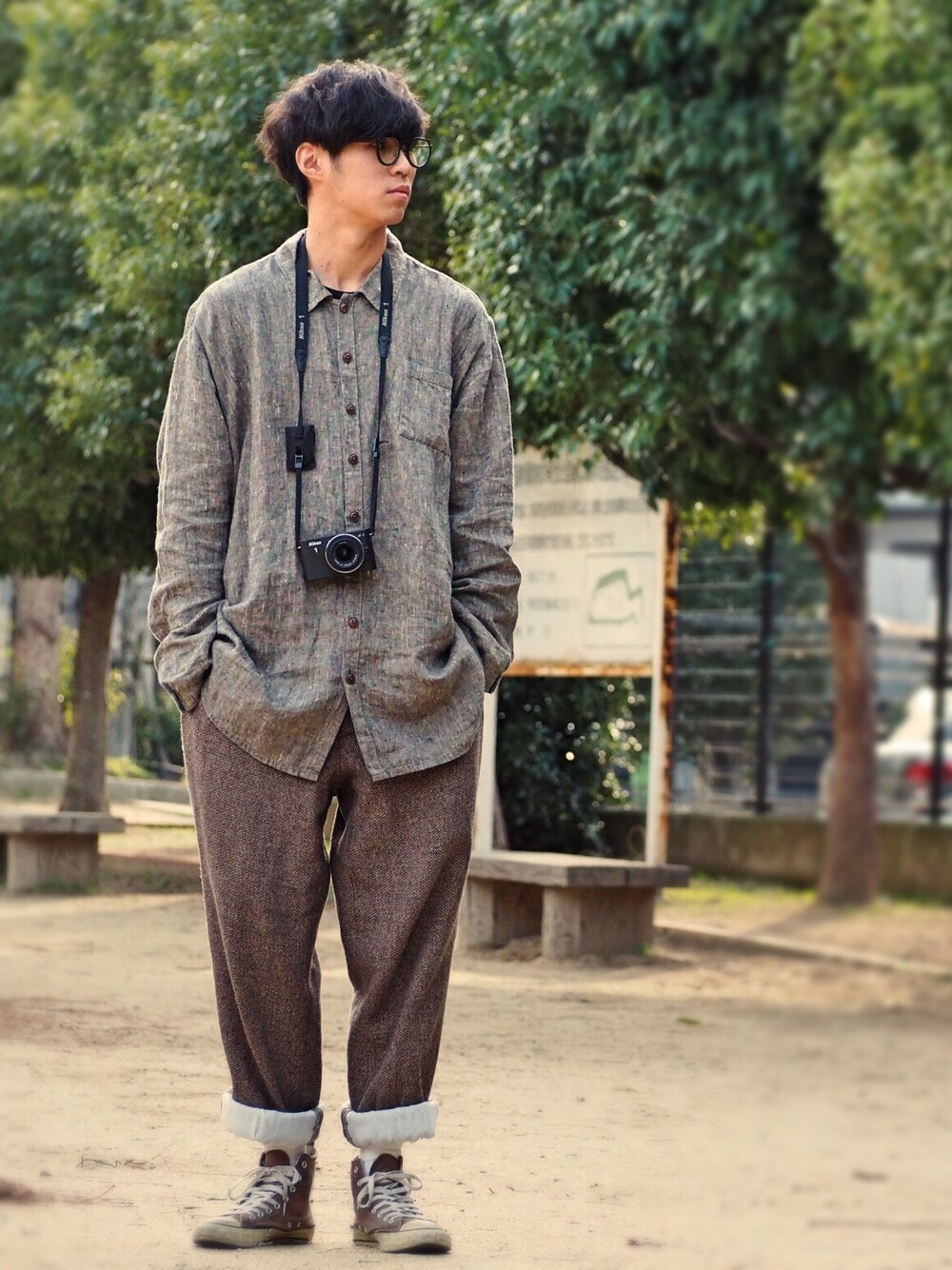 「ワントーンコーデ、古着、リネンシャツ、ウールパンツ、コンバース、converse、カメラ、Nikon、丸メガネ、黒縁メガネ」｜「FLAXのアイテム（シャツ/ブラウス、ブラウン系）」を使った、ひろひろさん（メンズ・173cm）の冬コーディネートの1枚目の写真