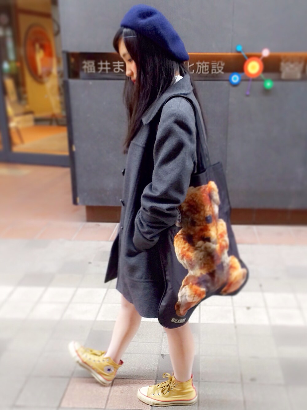「ベレー帽、MILKBOY、コンバース、Aラインコート」｜「MILKBOYのアイテム（トートバッグ、ブラック系）」を使った、M ｉｉさん（レディース・157cm）の冬コーディネートの1枚目の写真