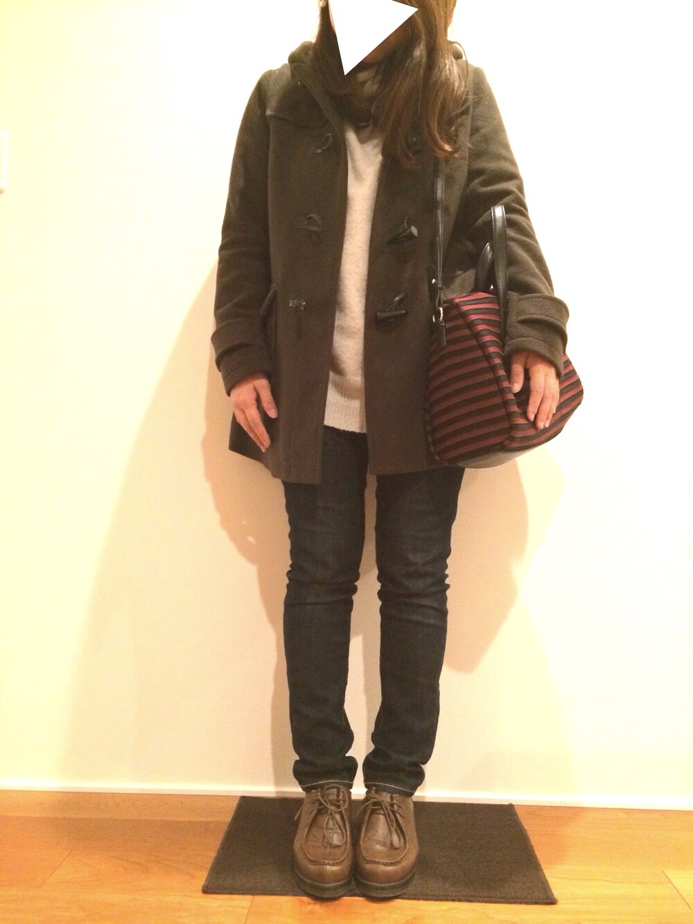 「ボストンバッグ、ダッフルコート、デニムパンツ、パンツスタイル」｜「Chicoの【who's who Chico】　ウールモッサダッフルコート（ダッフルコート、グリーン系）」を使った、87picoさん（レディース・153cm）の冬コーディネートの1枚目の写真