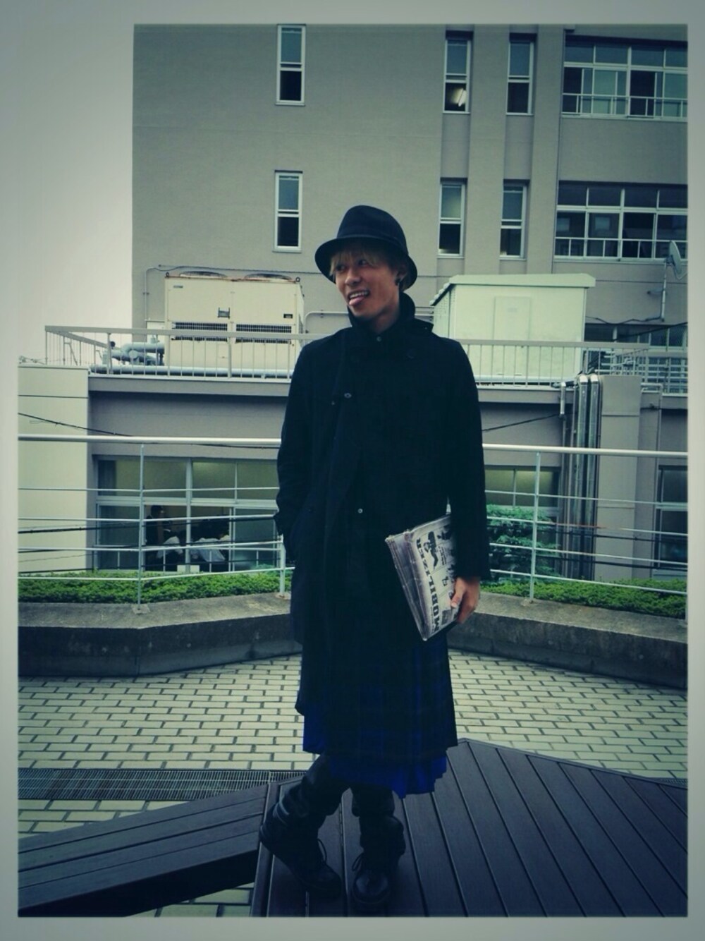 「MIDWESTのTALKING  ABOUT  THE  ABSTRACTION ペーパークラッチ（クラッチバッグ、ホワイト系）」を使った、たけちゅい〜んさん（メンズ・180cm）の春コーディネートの1枚目の写真
