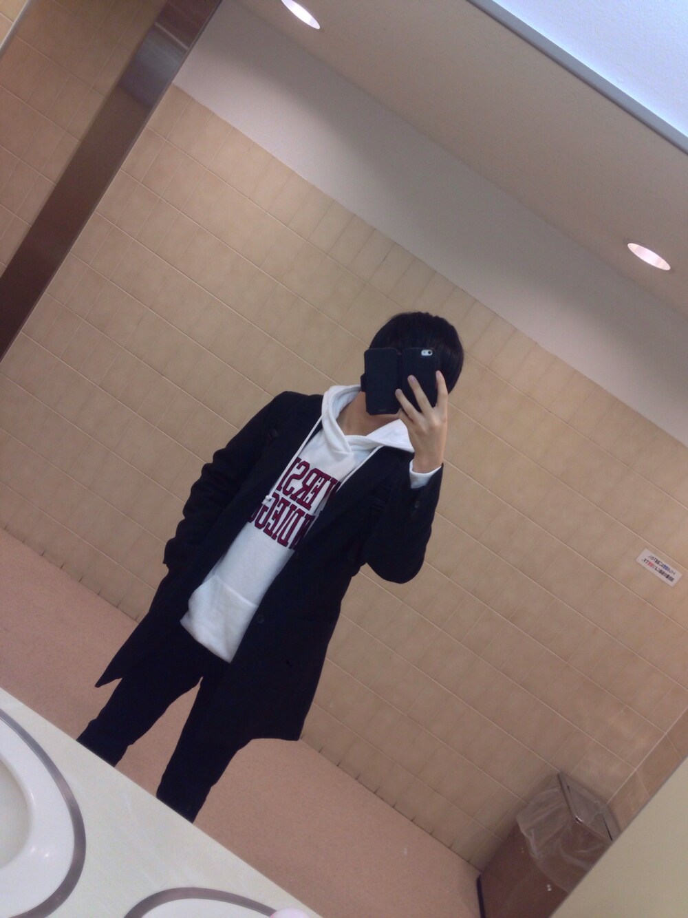 「SPINNSのアイテム（チェスターコート、ブラック系）」を使った、N.Takumiさん（メンズ・174cm）の冬コーディネートの1枚目の写真