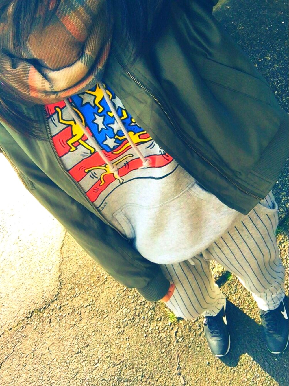 「UNIQLO、NIKE」｜「UNIQLOのMEN SPRZ NYプルパーカ（キース・ヘリング・長袖）A03＋E（パーカー、グレー系）」を使った、#ももかさん（レディース・160cm）の冬コーディネートの1枚目の写真