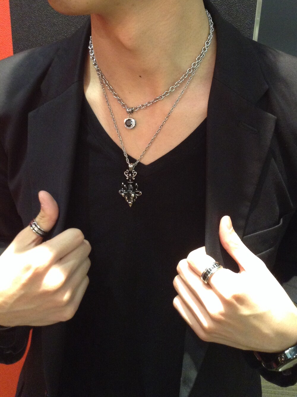 ブラック系のネックレスを着用したメンズの冬コーディネートの1枚目の写真