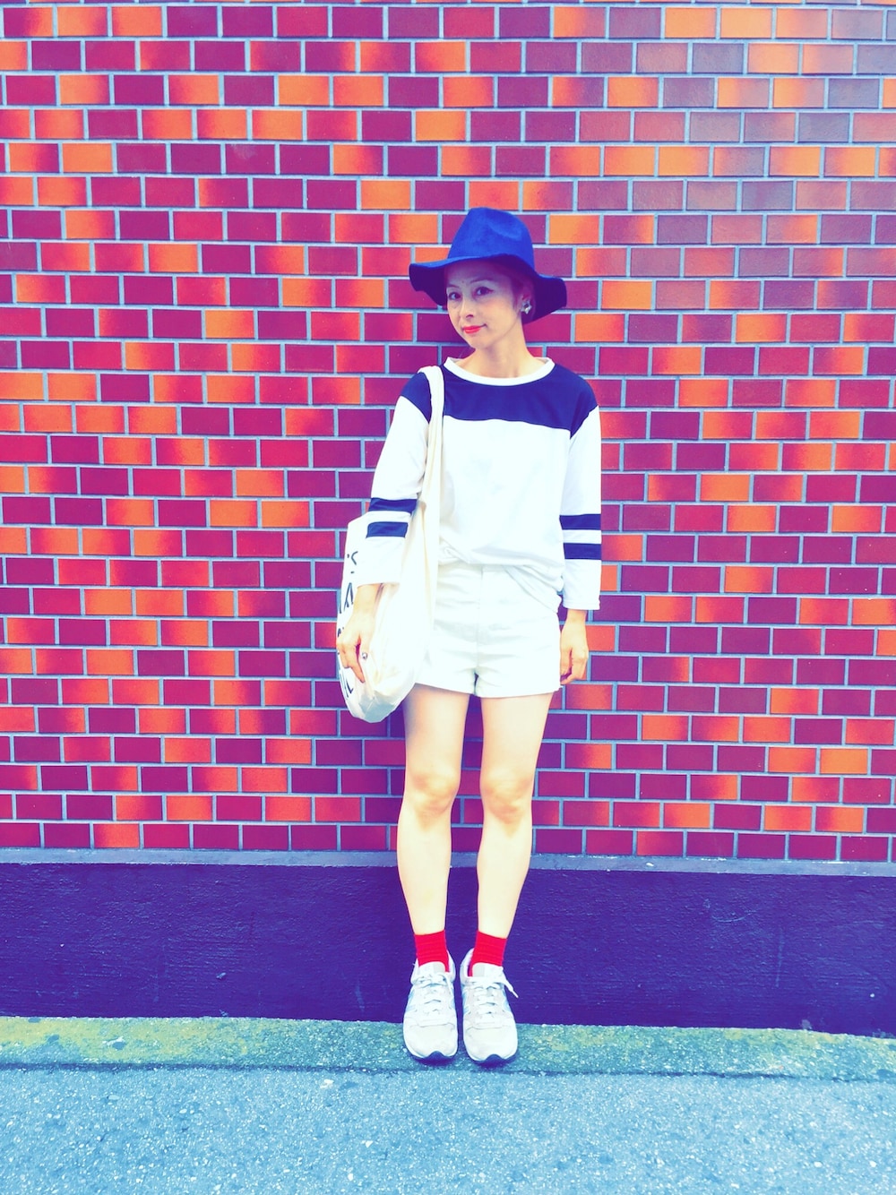 「ママコーデ、ショートパンツ、レザーパンツ、フェルトハット、秋コーデ、Today's special、ニューバランス」｜「prayのアイテム（Tシャツ/カットソー、ブラック系）」を使った、mikiviciousさん（レディース・162cm）の秋コーディネートの1枚目の写真