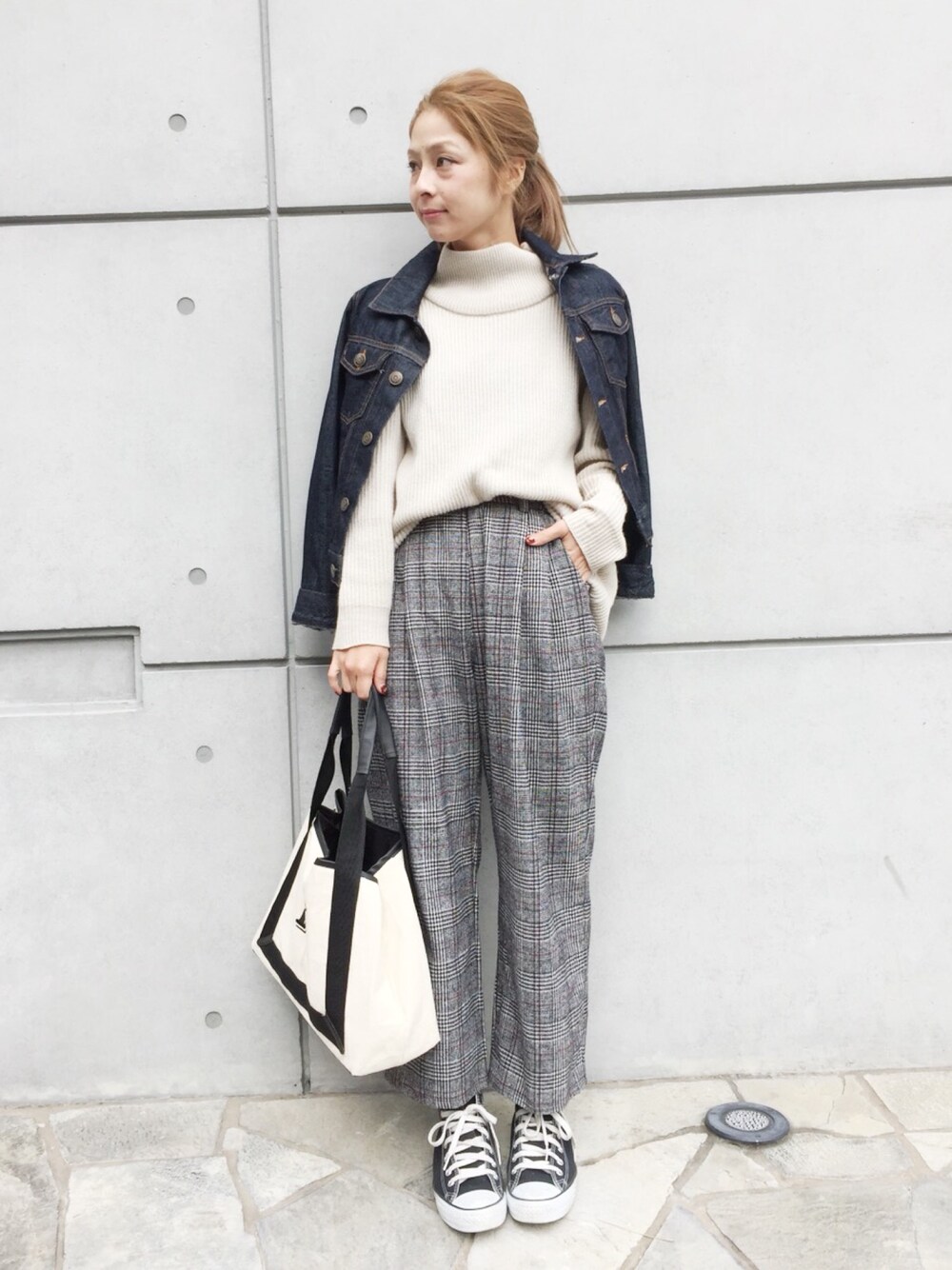 「ママコーデ、ワイドパンツ、ハイネック、タートルネック、コンバース、イニシャルバック」｜「CITRINE Chakraのアイテム（ニット/セーター、ホワイト系）」を使った、mikiviciousさん（レディース・162cm）の冬コーディネートの1枚目の写真