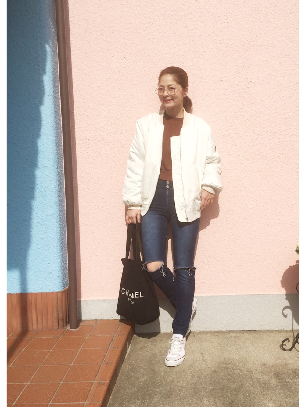 「ママコーデ、MA-1、SLY、スキニーデニム、コンバース、chanel、ダテメガネ」｜「DHOLICのアイテム（ブルゾン、ホワイト系）」を使った、mikiviciousさん（レディース・162cm）の冬コーディネートの1枚目の写真