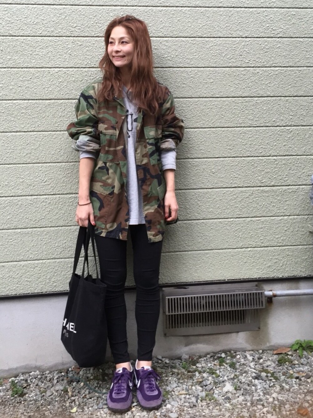 「ママコーデ、ミリタリージャケット、カモフラ、スキニー、NIKE、chanel、ヘアアレンジ、stussy」｜「STUSSYのアイテム（Tシャツ/カットソー、グレー系）」を使った、mikiviciousさん（レディース・162cm）の冬コーディネートの1枚目の写真
