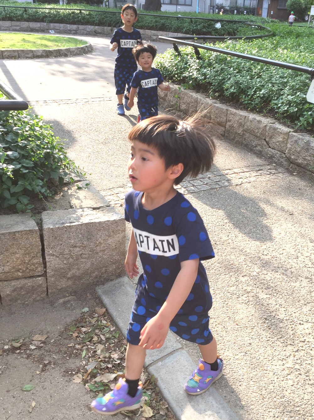 「キッズコーデ、三兄弟、男の子、H&M、セットアップ、ドット、ポンプフューリー、リーボック(Reebok)」｜「H&Mのアイテム（オールインワン・サロペット、ブルー系）」を使った、mikiviciousさん（キッズ・100cm）の春コーディネートの1枚目の写真