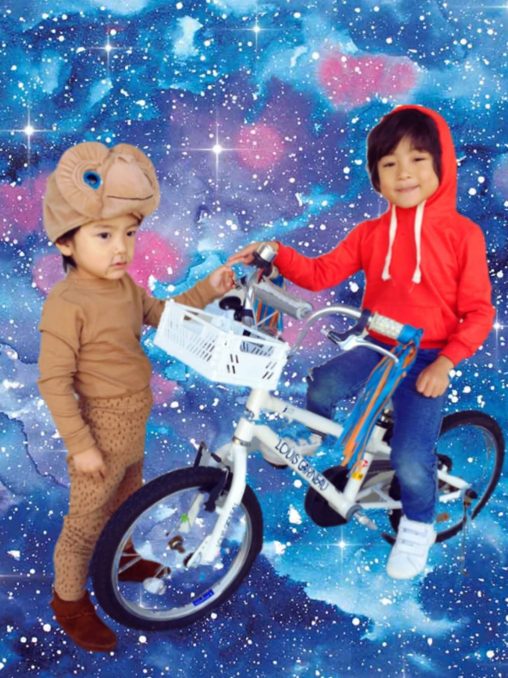 「ハロウィン、WEAR HALLOWEEN 2016、キッズコーデ、E.T.、ミネトンカ、スタンスミス、韓国子供服」｜「韓国子供服のアイテム（パーカー、レッド系）」を使った、mikiviciousさん（キッズ・100cm）の秋コーディネートの1枚目の写真