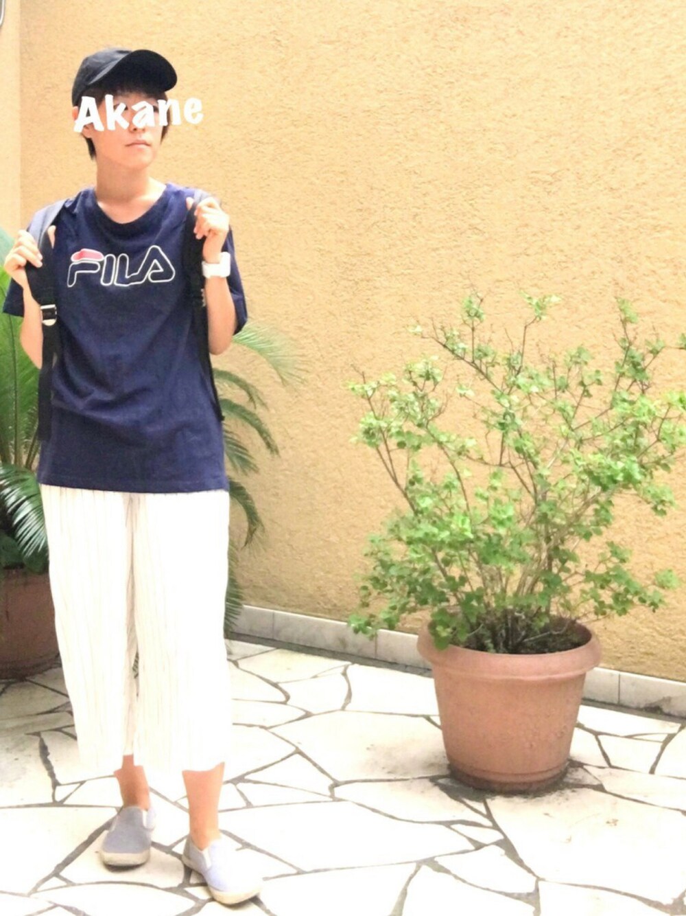 ブルー系のTシャツ/カットソー、ブラック系のバックパック/リュック、ホワイト系のその他パンツを着用したレディースの夏コーディネートの1枚目の写真