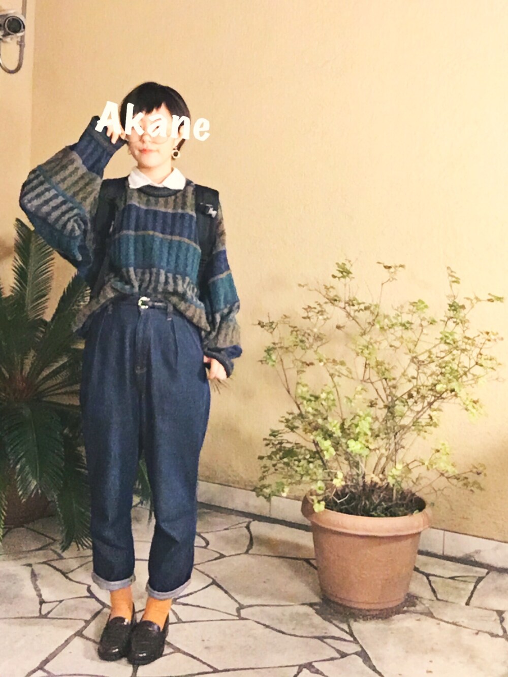 その他のニット/セーター、ブルー系のデニムパンツ、ブラック系のバックパック/リュックを着用したレディースの秋コーディネートの1枚目の写真