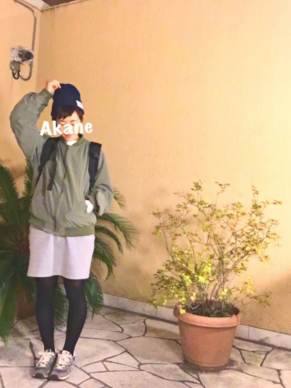 ブラック系のバックパック/リュック、グリーン系のブルゾン、グレー系のスカートを着用したレディースの秋コーディネートの1枚目の写真