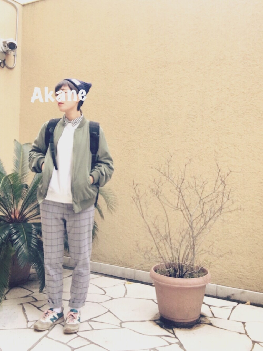 グリーン系のブルゾン、ブラック系のバックパック/リュック、ブラック系のシャツ/ブラウスを着用したレディースの秋コーディネートの1枚目の写真