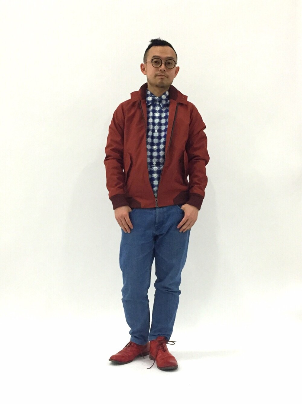 「ブルゾン、デニム、めがね、ブラウン、デニムパンツ、赤い靴、メガネ男子、リブブルゾン、ジップアップ、はるコーデ」｜「Nudie Jeansのハリントンジャケット 【NIKLAS/Harrington Jacket】（ブルゾン、レッド系）」を使った、mamamamascoさん（メンズ・163cm）の春コーディネートの1枚目の写真