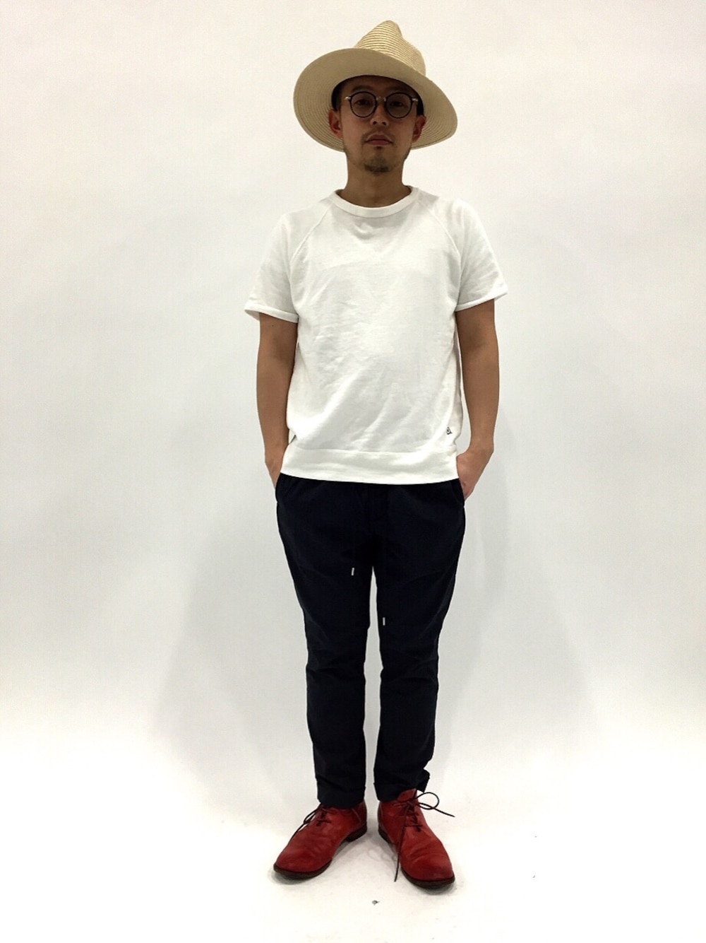 「テーパードパンツ、夏、眼鏡、裏毛、赤い靴、イージーパンツ、リラックススタイル、ラクチンコーデ、眼鏡男子、むぎわら帽子」｜「VANQUISHのミニ裏毛半袖トップス（Tシャツ/カットソー、ホワイト系）」を使った、mamamamascoさん（メンズ・163cm）の春コーディネートの1枚目の写真