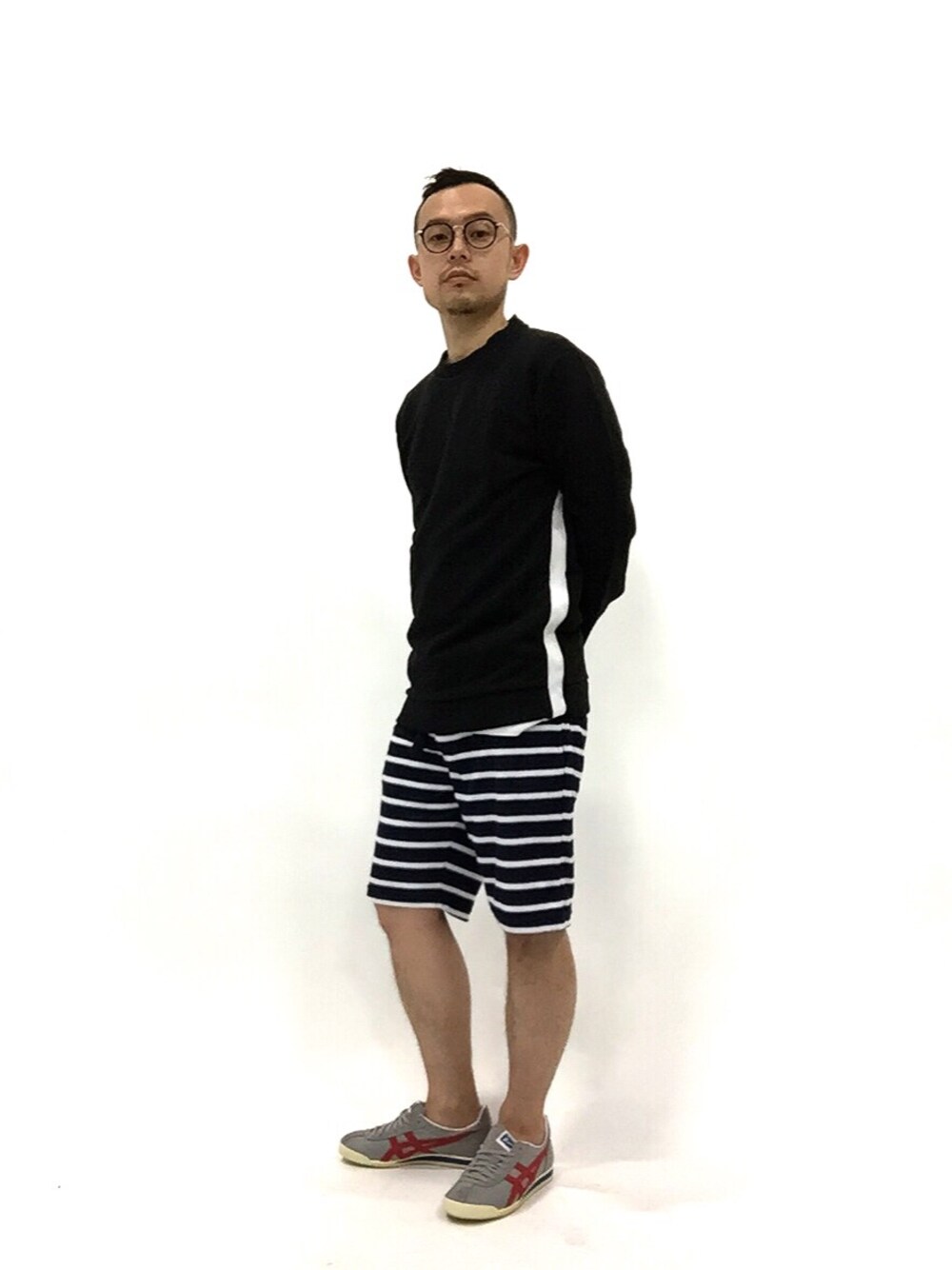 「ボーダー、シンプル、眼鏡、ショーツ、スゥエット、リラックススタイル、楽チンコーデ、アシックス、眼鏡男子、シヨートパンツ」｜「UP STARTの先染めボーダーパイルショートパンツ（その他パンツ、ブルー系）」を使った、mamamamascoさん（メンズ・163cm）の春コーディネートの1枚目の写真