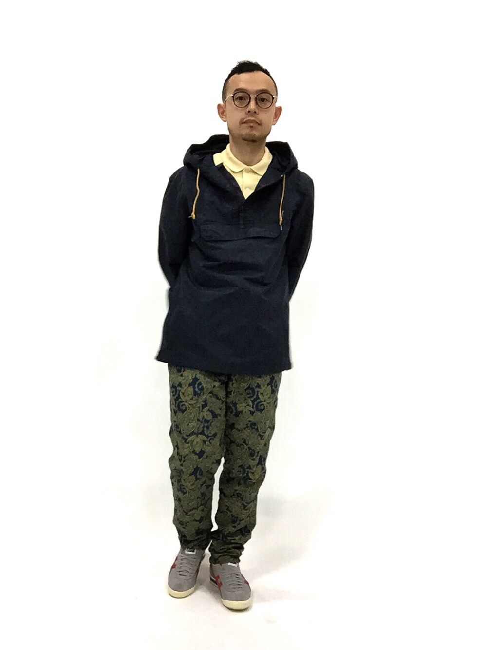 「柄パンツ、LACOSTE、眼鏡、柄×柄、ペイズリー、ポロシャツ、春、ラコステ、春コーデ、眼鏡男子」｜「NIXONのCOOPER ANORAK JACKET（ナイロンジャケット、その他）」を使った、mamamamascoさん（メンズ・163cm）の春コーディネートの1枚目の写真