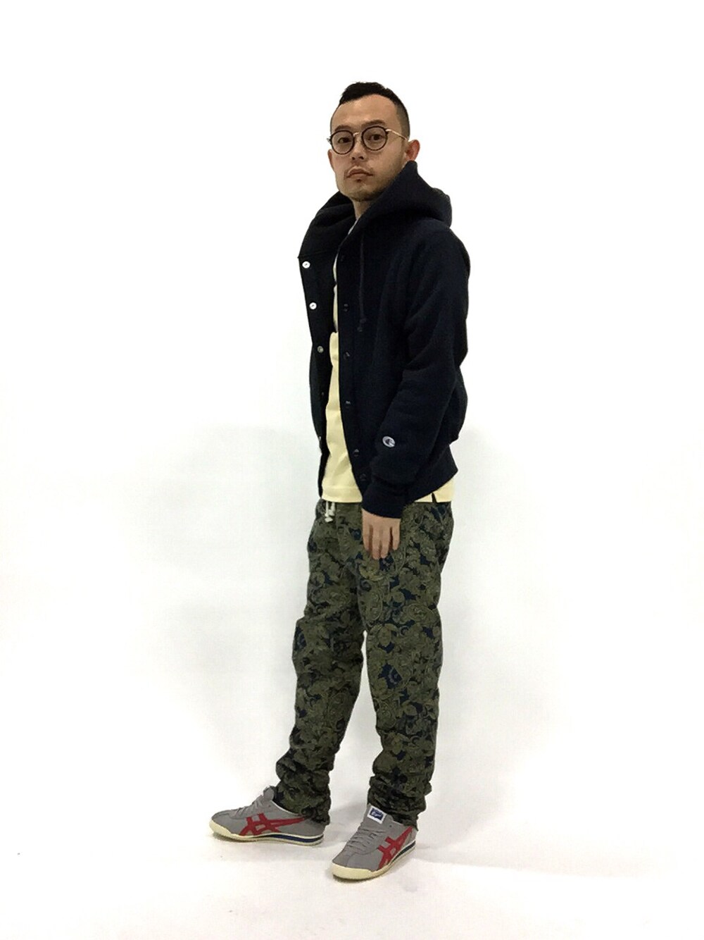 「柄パンツ、チャンピオン、眼鏡、イージーパンツ、春、春コーデ、チャンピオン パーカー、アシックス、眼鏡男子、asics」｜「ChampionのCHAMPION Snap hooded sweatshirt（パーカー、ブルー系）」を使った、mamamamascoさん（メンズ・163cm）の春コーディネートの1枚目の写真