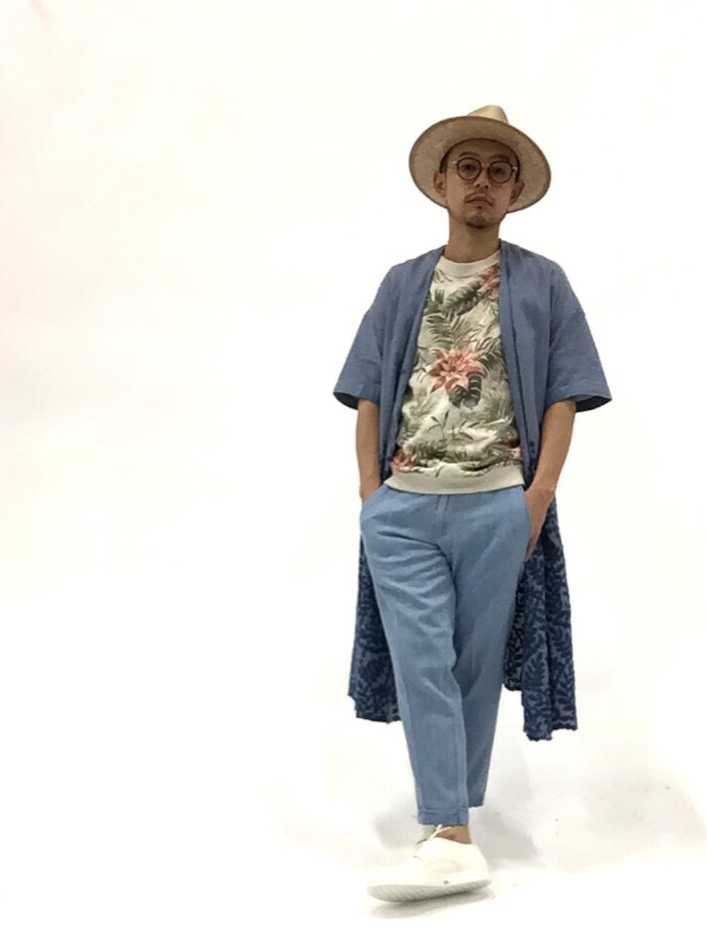 「デニム、眼鏡、トラウザーパンツ、麦わら帽子、麻、abahouse」｜「PADRONE MUSEUMのDERBY PLAIN TOE SHOES (SUEDE) COLLABORATION with Admiral PADRONE MUSEUM LIMITED（スニーカー、ホワイト系）」を使った、mamamamascoさん（メンズ・163cm）の春コーディネートの1枚目の写真