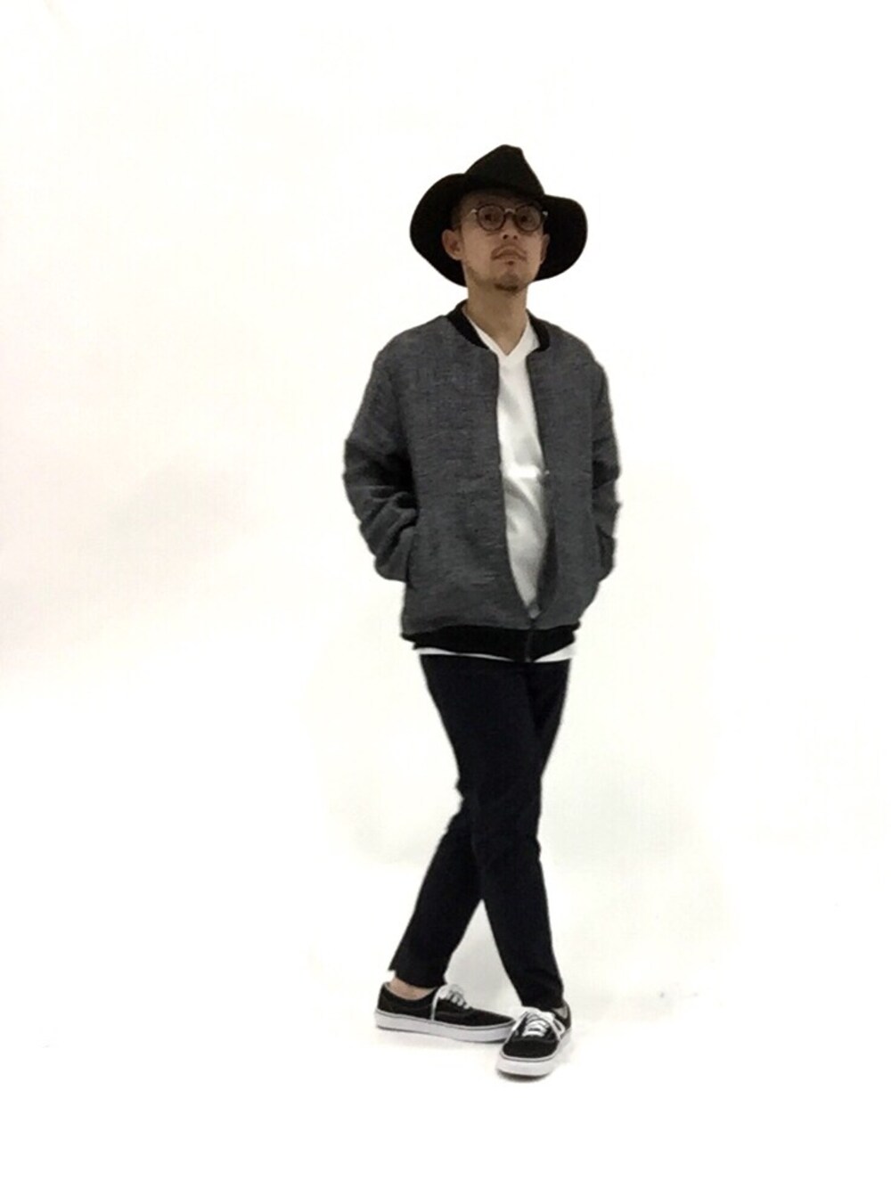 「テーパードパンツ、VANS、眼鏡、wjk、ツバ広ハット、ボンバージャケット、And A、vans era、フエルトハット、UNITED TOKYO」｜「And Aのﾂﾊﾞ広ﾌｪﾙﾄHAT（ハット、ブラック系）」を使った、mamamamascoさん（メンズ・163cm）の春コーディネートの1枚目の写真