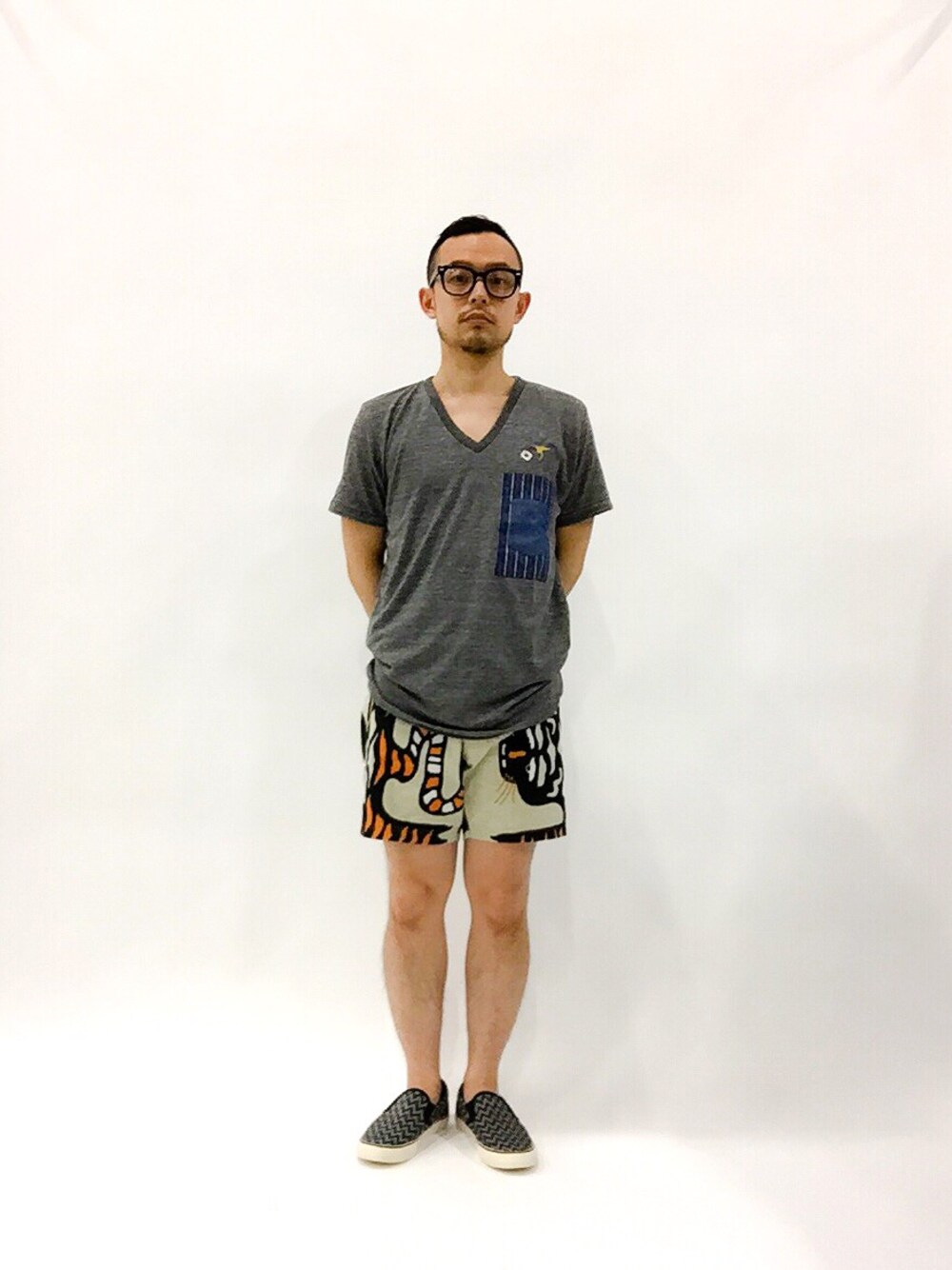 「スリッポン、ショーツ、AZUL by moussy、Fundamental Agreement Luxury、サーフパンツ」｜「abilityのFDMTL TICKET V-NECK TEE（Tシャツ/カットソー、グレー系）」を使った、mamamamascoさん（メンズ・163cm）の春コーディネートの1枚目の写真