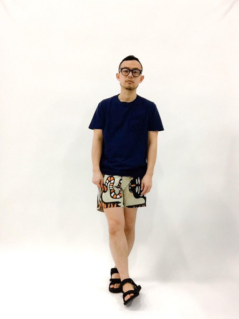 「夏、ショートパンツ、眼鏡、海、サーフ、journal standard」｜「Journal Standard TRISECTのTRISECT MADE IN AMERICA: ヴィンテージクルーネックTシャツ # （Tシャツ/カットソー、ブルー系）」を使った、mamamamascoさん（メンズ・163cm）の春コーディネートの1枚目の写真