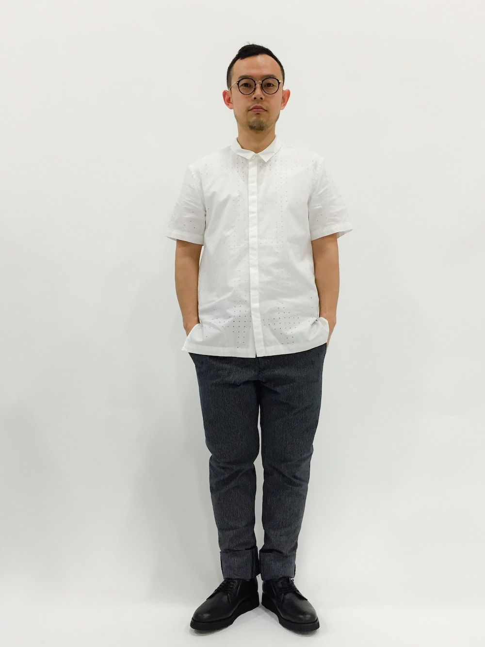 「A.P.C.、the viridi-anne、MIDWEST、nano・universe、シャツスタイル、postman」｜「A.P.C.のCHINO ELLIOT 15E（デニムパンツ、ブルー系）」を使った、mamamamascoさん（メンズ・163cm）の春コーディネートの1枚目の写真