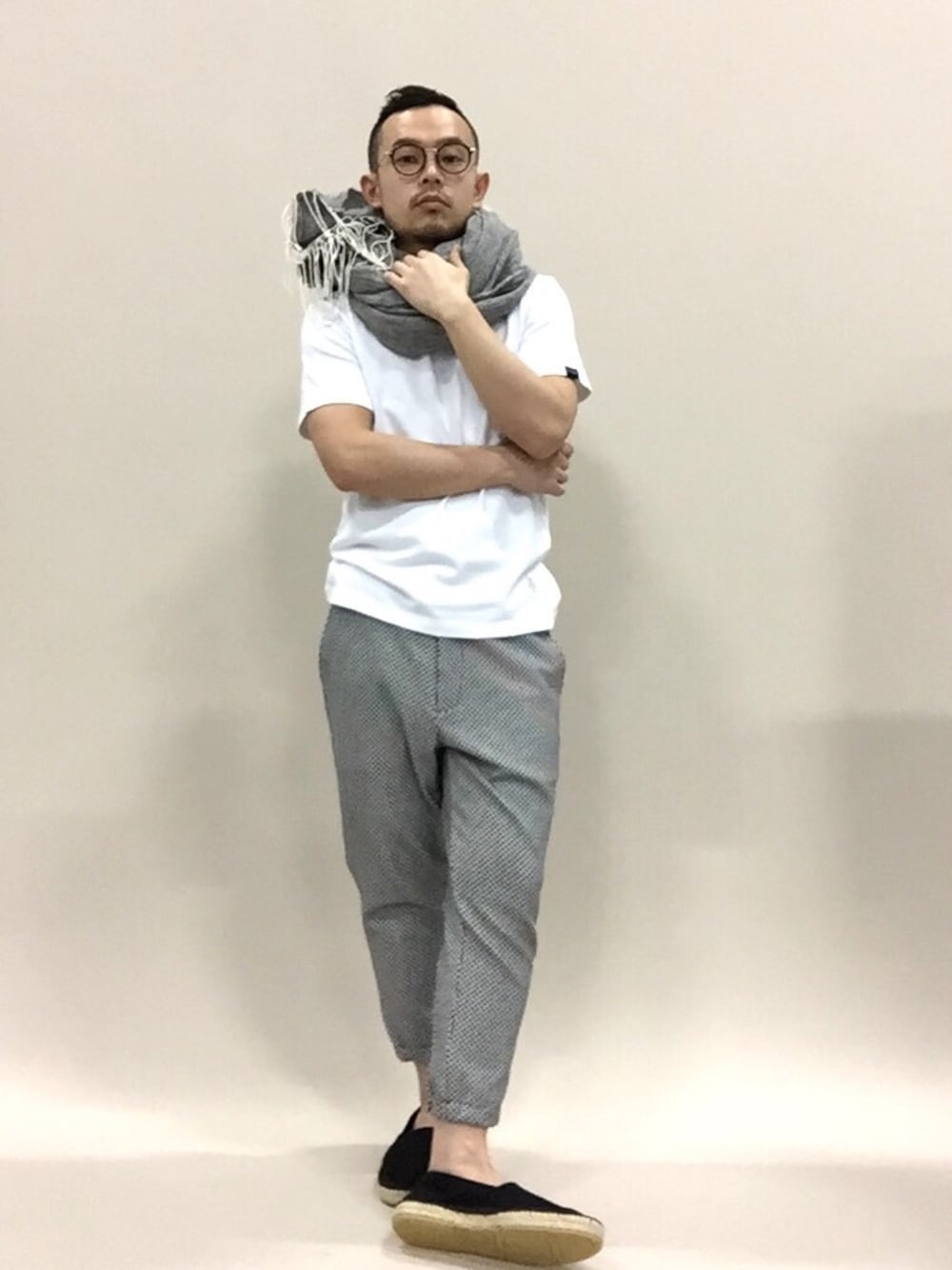 「Tシャツ、MHL.、イージーパンツ、Niche.、BEAUTY&YOUTH UNITED ARROWS、エスパドリーユ、easy pants、ヘビーウェイトT」｜「MHL.のCANVAS ESPADILLES（その他シューズ、ブラック系）」を使った、mamamamascoさん（メンズ・163cm）の春コーディネートの1枚目の写真