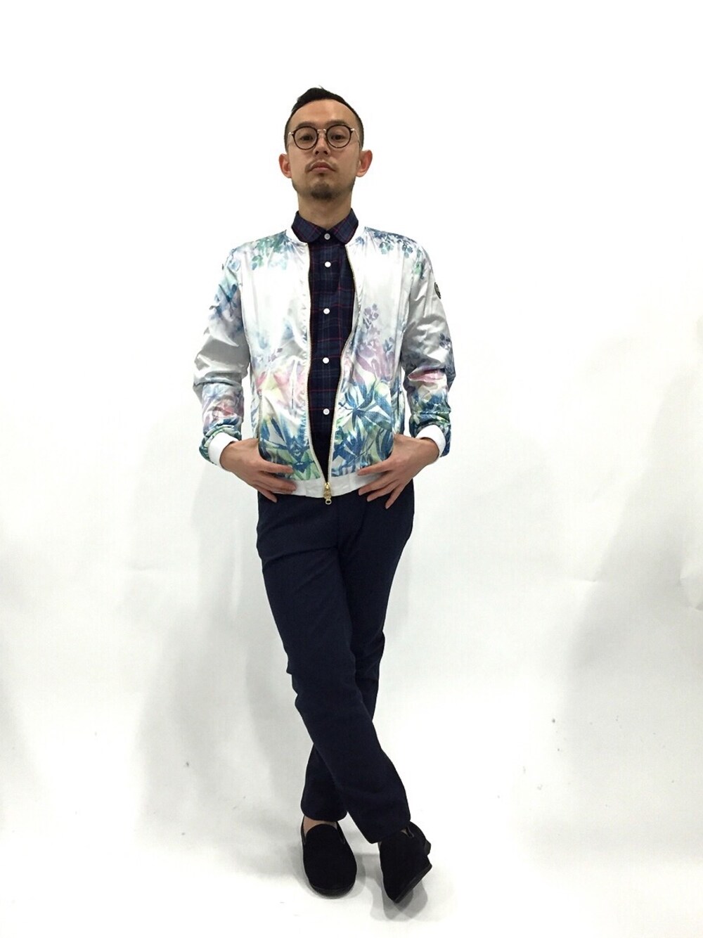 「チェックシャツ、眼鏡、soe、柄×柄、オペラシューズ、BEAUTY&YOUTH UNITED ARROWS、agnes b.、COLMAR」｜「agnes b.のCH13 PANTALON（その他パンツ、ブルー系）」を使った、mamamamascoさん（メンズ・163cm）の春コーディネートの1枚目の写真