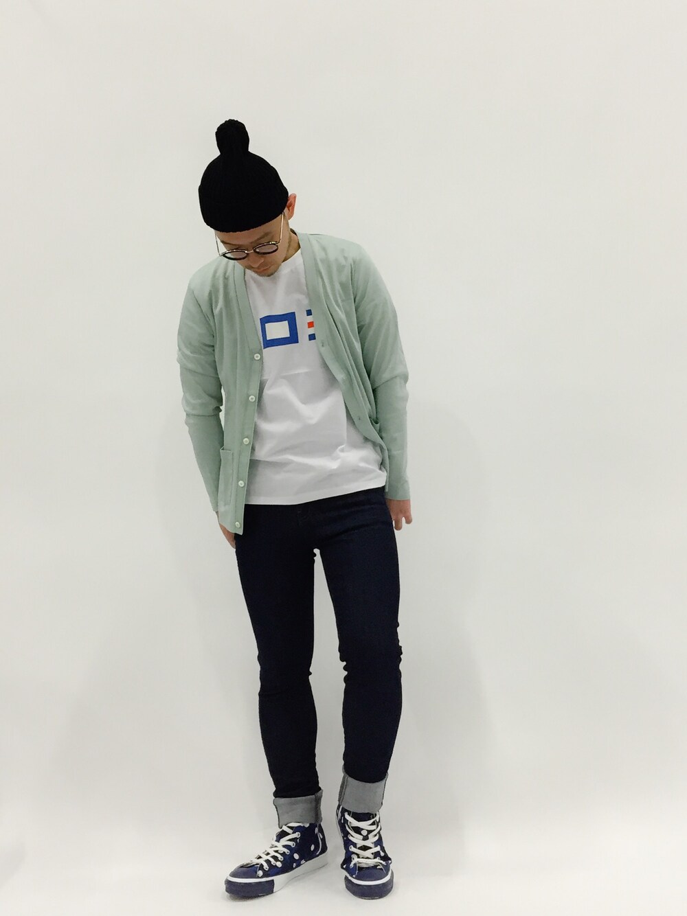 「カーディガン、ニット帽、A.P.C.、SHIPS、A BATHING APE、ハイカットスニーカー、スリムパンツ、Junred、かぐれ」｜「かぐれのHIGHLAND 2000 Cotton Watshcap（ニットキャップ/ビーニー、ブラック系）」を使った、mamamamascoさん（メンズ・163cm）の春コーディネートの1枚目の写真