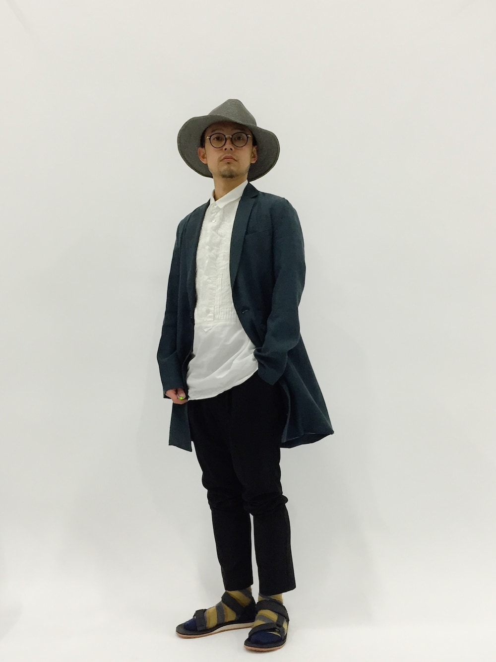 「チェスターコート、CABANE de ZUCCa、journal standard、サンダル、FREDY&GLOSTER、麦わら帽子、EDIFICE、teva」｜「STUDIOUSの【店舗限定アイテム】STUDIOUS リヨセルコットンチェスターコート MADE IN JAPAN（チェスターコート、ブラック系）」を使った、mamamamascoさん（メンズ・163cm）の春コーディネートの1枚目の写真