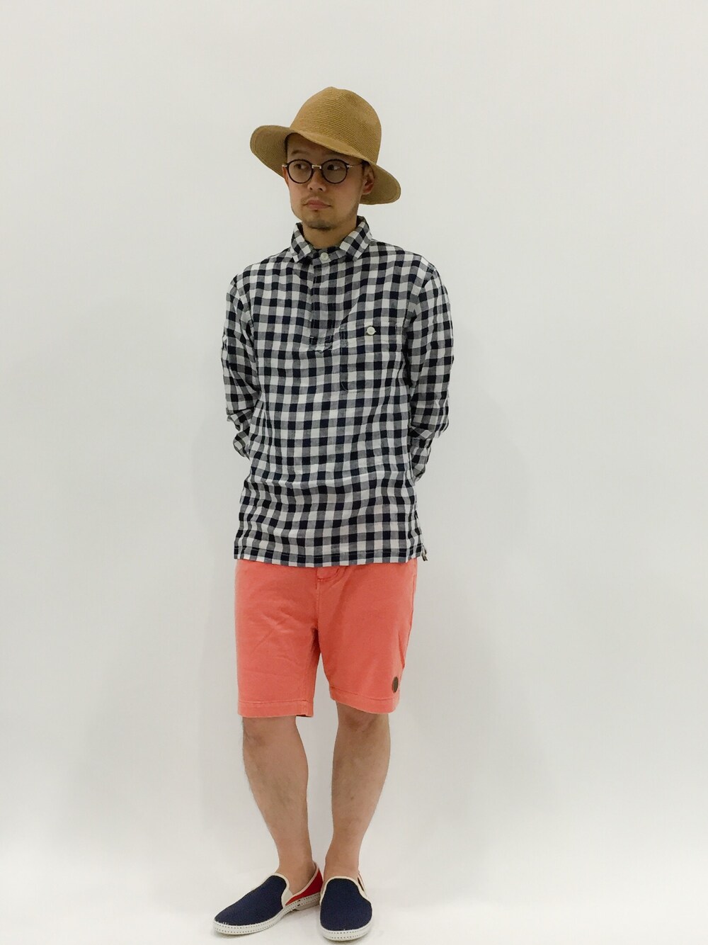 「ショートパンツ、トリコロール、スリッポン、SHIPS、journal standard、BILLABONG、麦わら帽子、URBAN RESEARCH、URBAN RESEARCH DOORS」｜「BILLABONGのｳｫ-ｸﾊﾟﾝﾂ（その他パンツ、ピンク系）」を使った、mamamamascoさん（メンズ・163cm）の春コーディネートの1枚目の写真