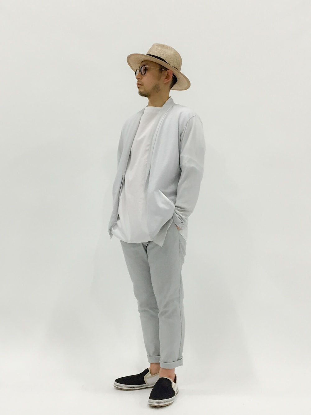「ドレープ　、スリッポン、journal standard、ato、リネン、アンクルパンツ、麦わら帽子、EDIFICE、Dedes」｜「atoのカノコカルゼドットカーディガン（カーディガン/ボレロ、ホワイト系）」を使った、mamamamascoさん（メンズ・163cm）の春コーディネートの1枚目の写真