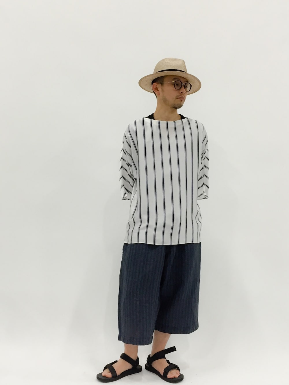 「シルク、ストライプ、ワイドパンツ、journal standard、サンダル、リラックススタイル、麦わら帽子、EDIFICE」｜「EDIFICEのAILE 20バシルクボーダー ドルマンTEE シャツ（シャツ/ブラウス、ホワイト系）」を使った、mamamamascoさん（メンズ・163cm）の春コーディネートの1枚目の写真