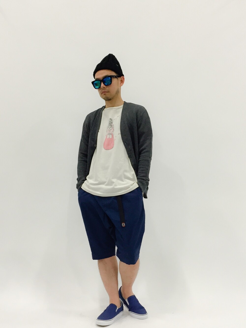 「カーディガン、REMI RELIEF、ショートパンツ、サングラス、green label relaxing、チャイハネ」｜「REMI RELIEFのREMI RELIEF （レミレリーフ） 別注2MANフロント (504)（Tシャツ/カットソー、ホワイト系）」を使った、mamamamascoさん（メンズ・163cm）の春コーディネートの1枚目の写真