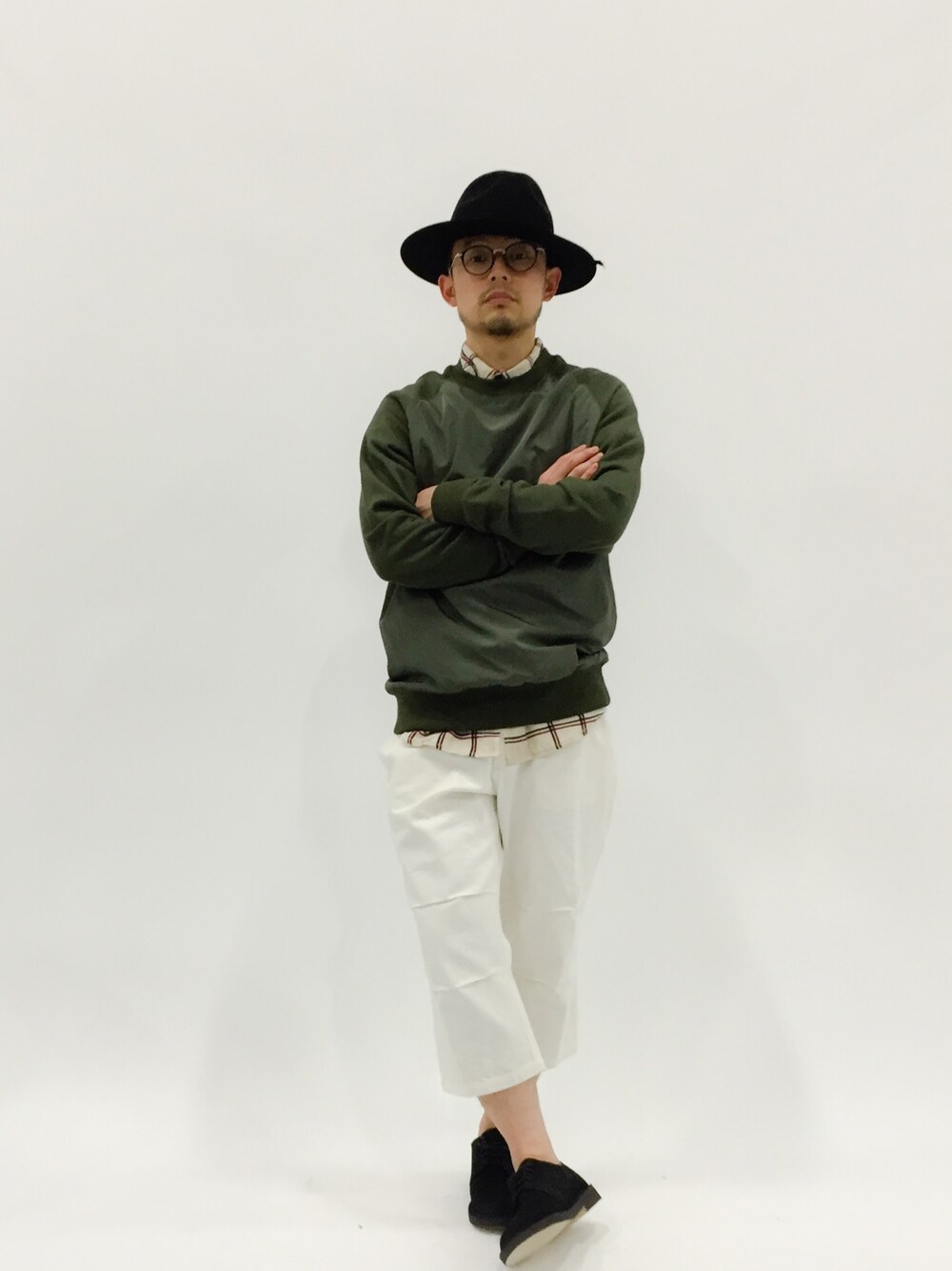 「スウェット、チェックシャツ、スリッポン、クロップドパンツ、clarks、WHO'S WHO gallery、チャイハネ、surreal、フエルトハット」｜「チャイハネの【チャイハネ】シンプルクロップドパンツ（その他パンツ、ホワイト系）」を使った、mamamamascoさん（メンズ・163cm）の春コーディネートの1枚目の写真