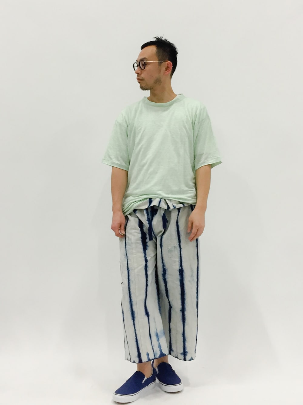 「スリッポン、リネン、45R、袴、FREAK’Ｓ STORE、ハカマパンツ」｜「FREAK'S STOREの板締 WRAP PT                    （その他パンツ、ブルー系）」を使った、mamamamascoさん（メンズ・163cm）の春コーディネートの1枚目の写真