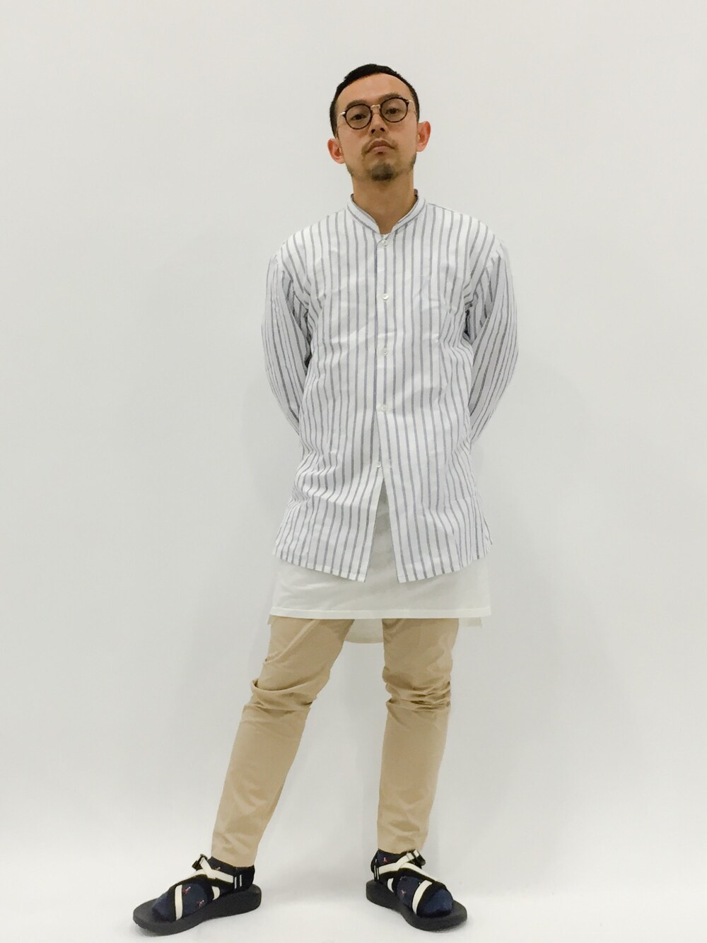 「BEAMS、ストライプ、ロングシャツ、chaco、journal standard、BEAUTY&YOUTH UNITED ARROWS、Lui's、インド」｜「Journal Standard TRISECTのL/C MAO（シャツ/ブラウス、ホワイト系）」を使った、mamamamascoさん（メンズ・163cm）の春コーディネートの1枚目の写真