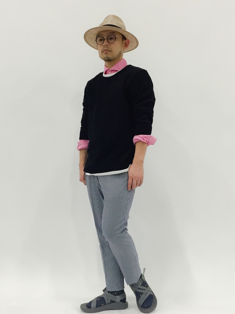 「Estnation、ギンガムチェック、chaco、サンダル、麦わら帽子、rehacer、URBAN RESEARCH、URBAN RESEARCH DOORS、MACKINTOSH PHILOSOPHY」｜「rehacerのFake Layered Round 7/S Cutsew（Tシャツ/カットソー、ブラック系）」を使った、mamamamascoさん（メンズ・163cm）の春コーディネートの1枚目の写真