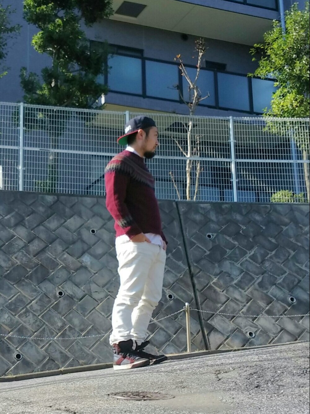 ブルー系のスニーカー、ホワイト系のデニムパンツ、ホワイト系のシャツ/ブラウスを着用したメンズの秋コーディネートの1枚目の写真