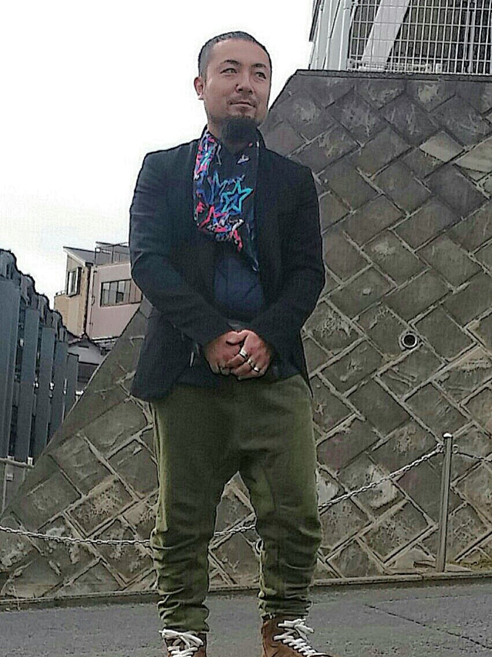「ストール、ショールカラー、ハイカットスニーカー、LANVIN、スエットパンツ、HAIDER ACKERMANN、ヒゲ、Jimmy Choo」｜「BALMAIN HOMMEのアイテム（シャツ/ブラウス、ブルー系）」を使った、clusterさん（メンズ・162cm）の冬コーディネートの1枚目の写真