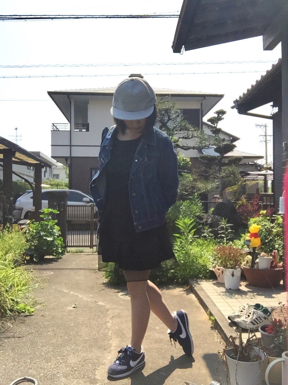 「ナイキ、コルテッツ、ワンピース、ジージャン、カジュアル、キャップ、いい天気、お買い物」｜「Village Vanguardのアイテム（デニムジャケット、ブルー系）」を使った、なんさん（レディース・147cm）の春コーディネートの1枚目の写真