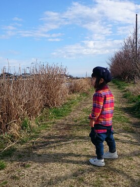 「白いスニーカー」｜「アイテム（ハンチング/ベレー帽）」を使った、little-hopeさん（キッズ・90cm）の春コーディネート