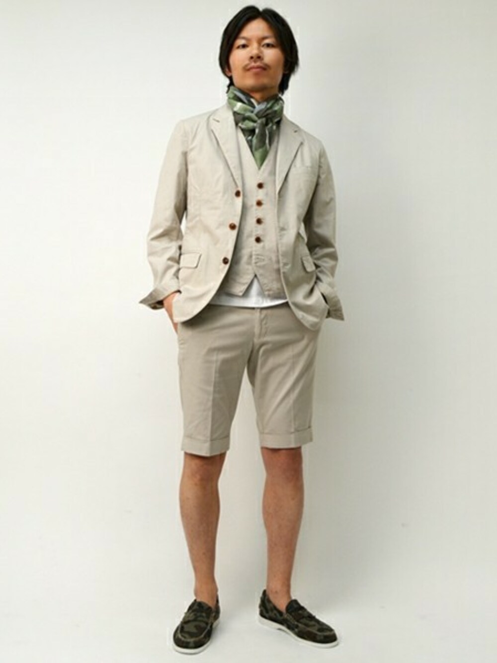 ベージュ系のテーラードジャケット、ベージュ系のベスト、ベージュ系のスラックスを着用したメンズの春コーディネートの1枚目の写真