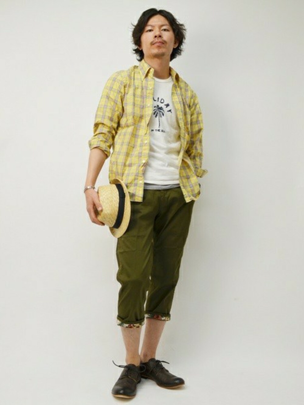 イエロー系のTシャツ/カットソー、グリーン系のチノパンツ、ブラウン系のドレスシューズを着用したメンズの春コーディネートの1枚目の写真