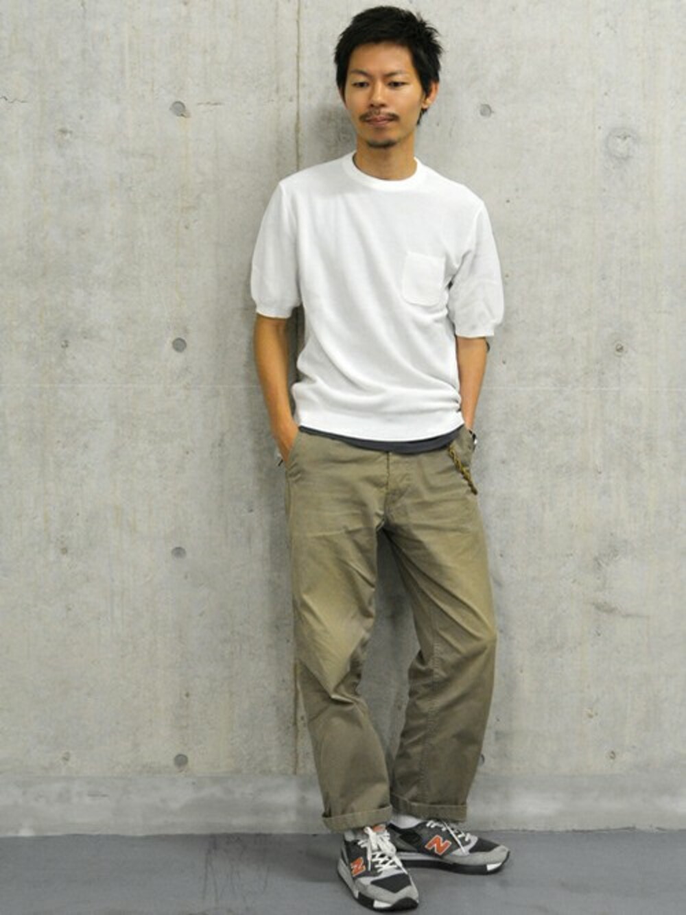 ホワイト系のTシャツ/カットソーを着用したメンズの夏コーディネートの1枚目の写真