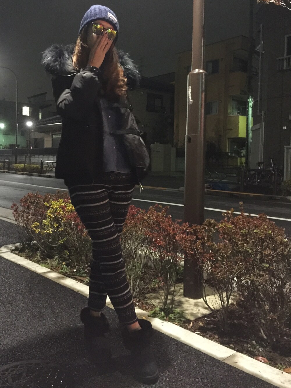 「ダウンジャケット、ニット帽、ミラーサングラス、あったかパンツ、ムートンブーツ、冬、テキトーですみません、ダンガリーシャツ、ラフスタイル、カジュアルコーデ」｜「GUの（GU）ニットキャップＡ（帽子、ブルー系）」を使った、mii◡̈⃝さん（レディース・170cm）の冬コーディネートの1枚目の写真