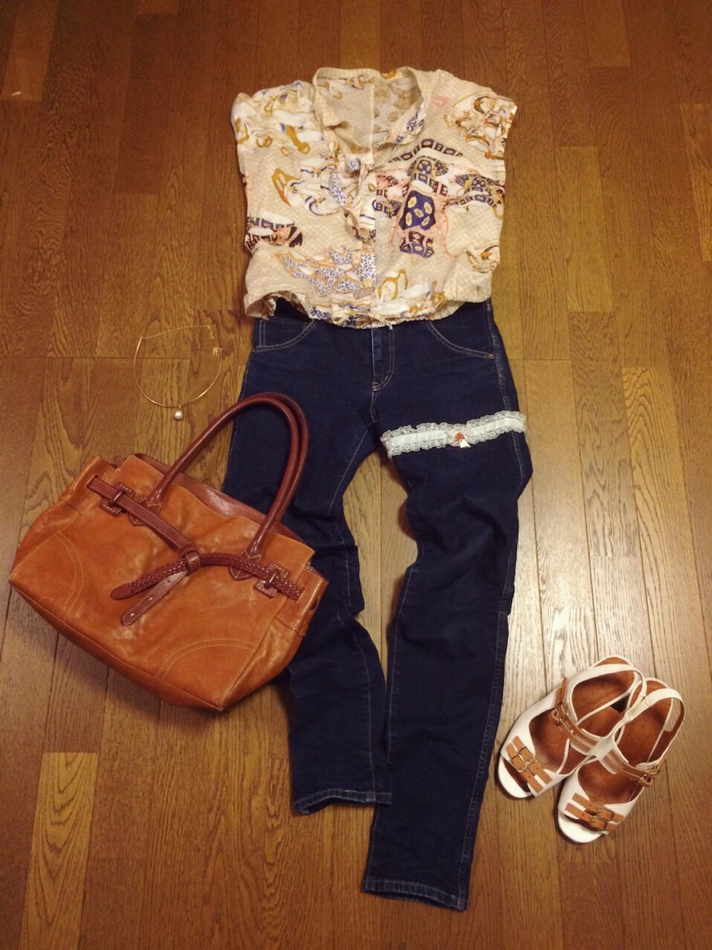 オレンジ系のシャツ/ブラウス、ブラウン系のハンドバッグ、ホワイト系のサンダルを着用したレディースの夏コーディネートの1枚目の写真