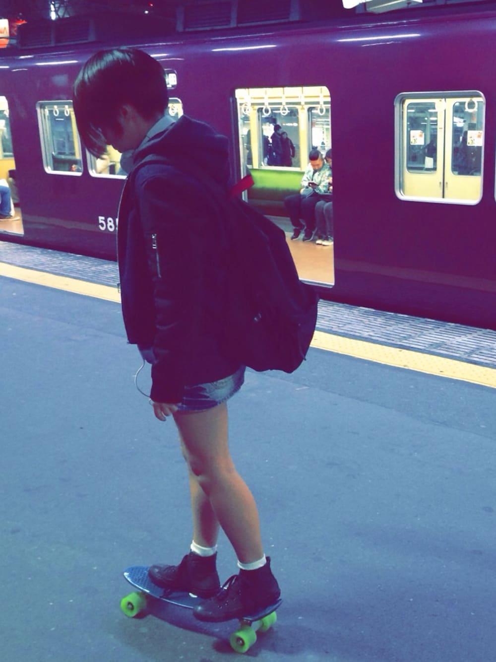 ブルー系のパーカー、ブルー系のブルゾン、ブラック系のスニーカーを着用したレディースの春コーディネートの1枚目の写真